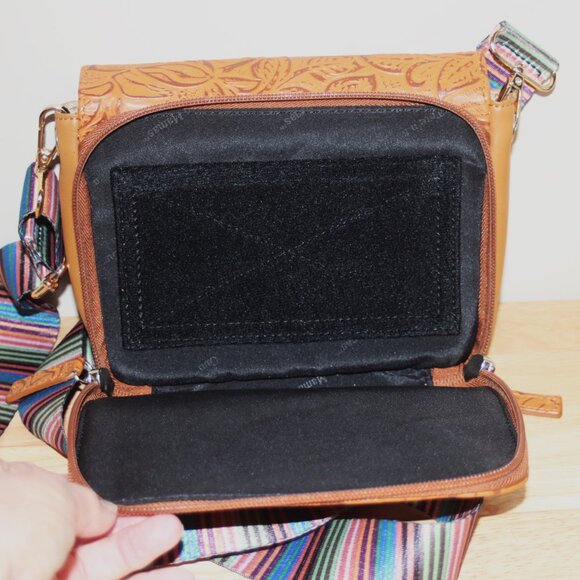 SMALL GUN TOTE'N MAMAS CONCEALED WEAPON CROSS BAG - EMBOSSED - Picture 4 of 7